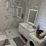 Dina's Flower House בית נופש *