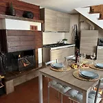 Dina's Flower House ליירנה
